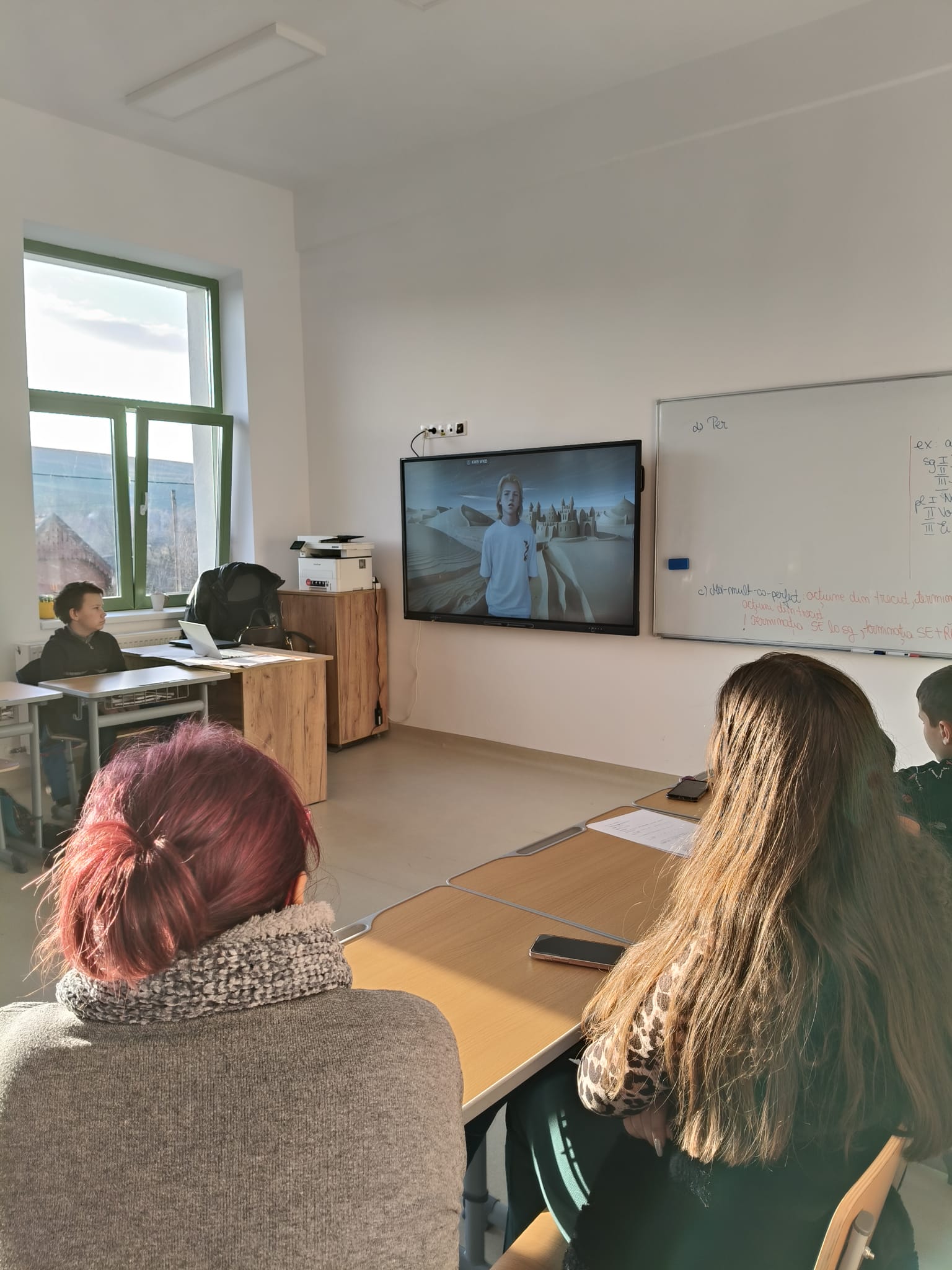 Elevi în clasă cu tablă interactivă modernă