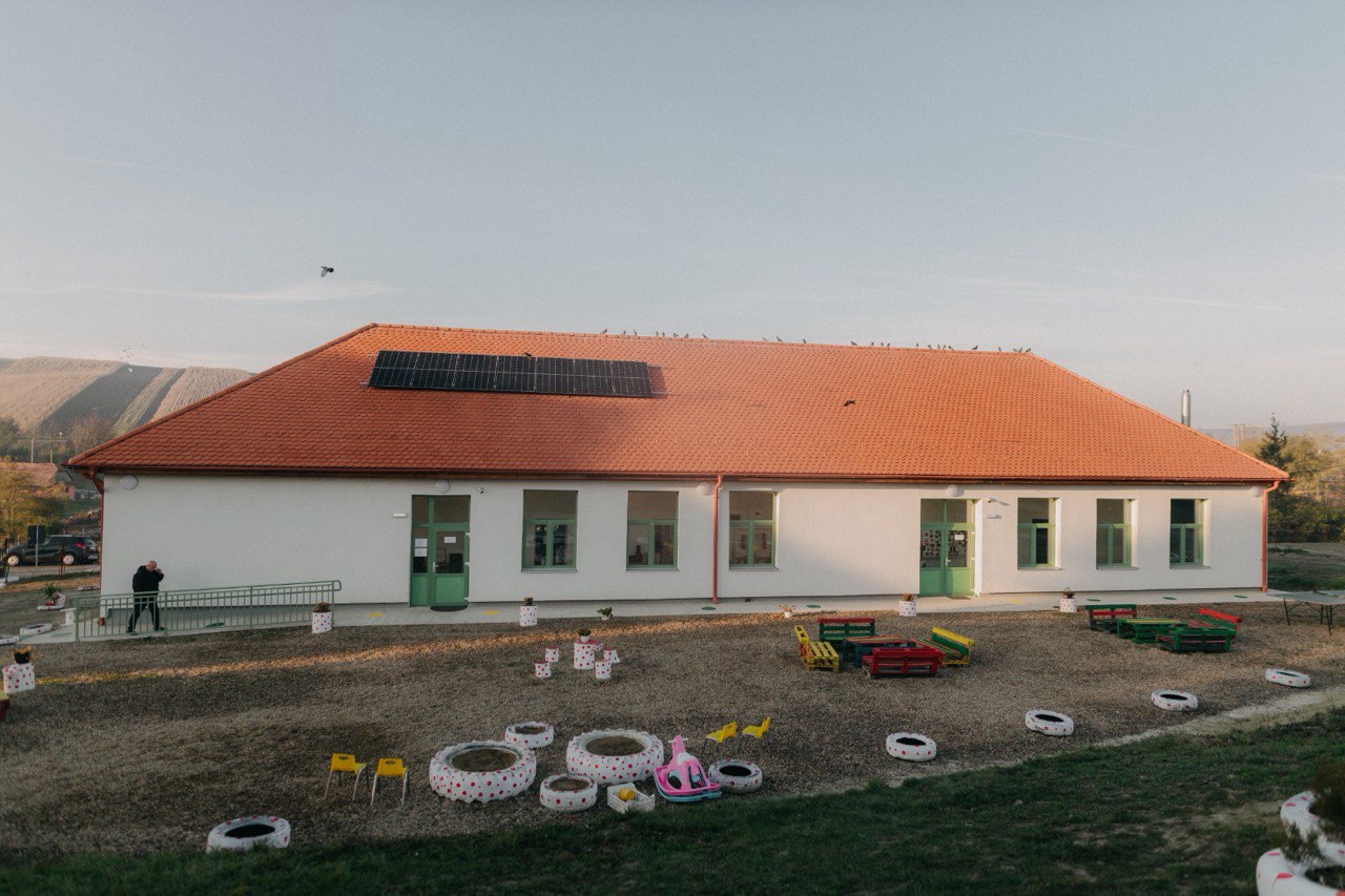 Școala Gimnazială Ploscoș reabilitată termic cu panouri fotovoltaice pe acoperiș
